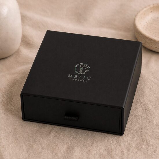 Eleganta dāvanu kastīte 9 x 9 x 3 cm, melna